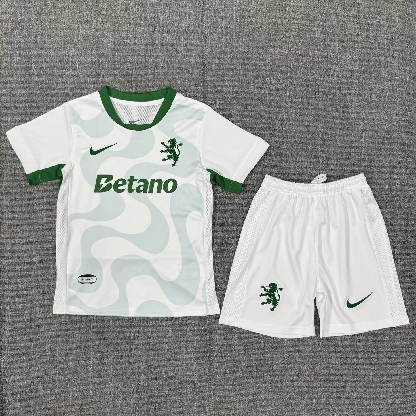 Kit Criança Sporting Alternativa Branca 25/26